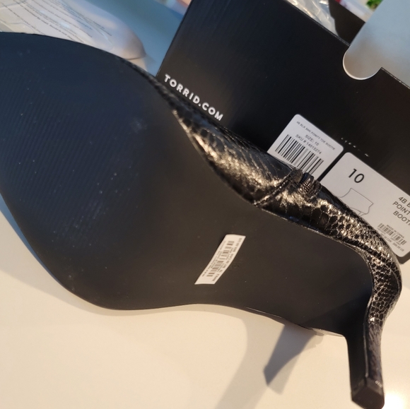 TORRID Black Snakeskin Faux Leather Pointed Toe Bootie Size 10 - Picture 14 of 16